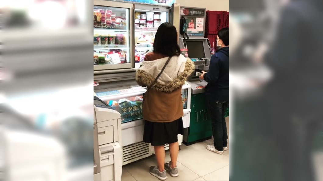 她站冰櫃17秒 回頭嬌嗔男友1句話...我娶了!