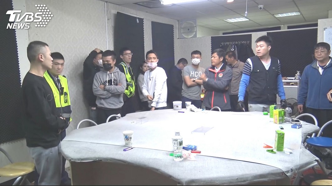 查獲賭場賭客裝沒事還問「怎麼了」 警調監視器當場打臉