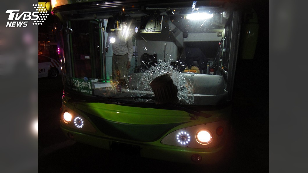 統聯司機遭掉落物砸傷 忍痛停好車保乘客安全