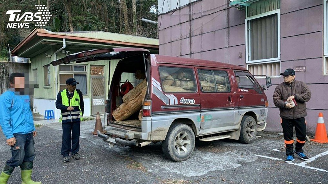 見可疑廂型車滿載木頭 警意外破獲盜伐案