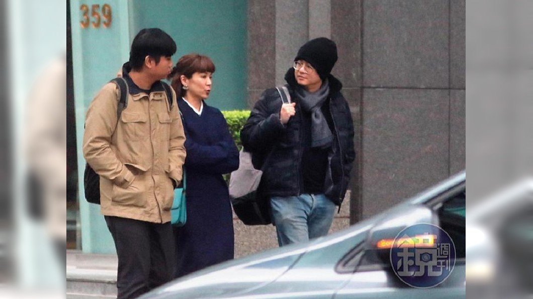 陸元琪與毛帽男(右一)互動親密。圖/鏡週刊