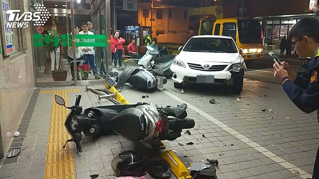 拿到駕照很少開車...他撞進醫院騎樓 14輛機車全倒