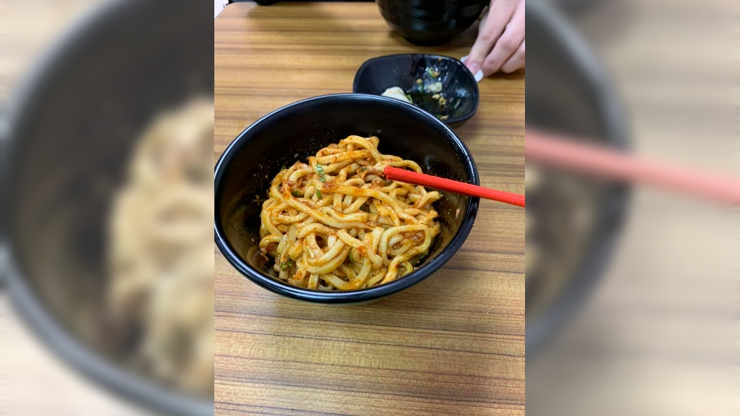 他挑戰辣麵 只吃3口胃痙攣倒地:真的母湯