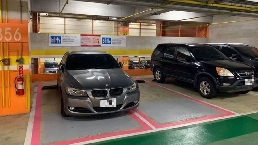 雙倍無恥!BMW濫用「母嬰親善車位」 還1次停2格