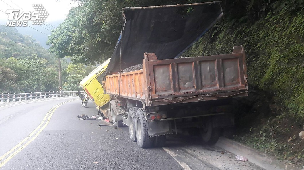 疑剎車不靈 砂石車自撞蘇花山壁