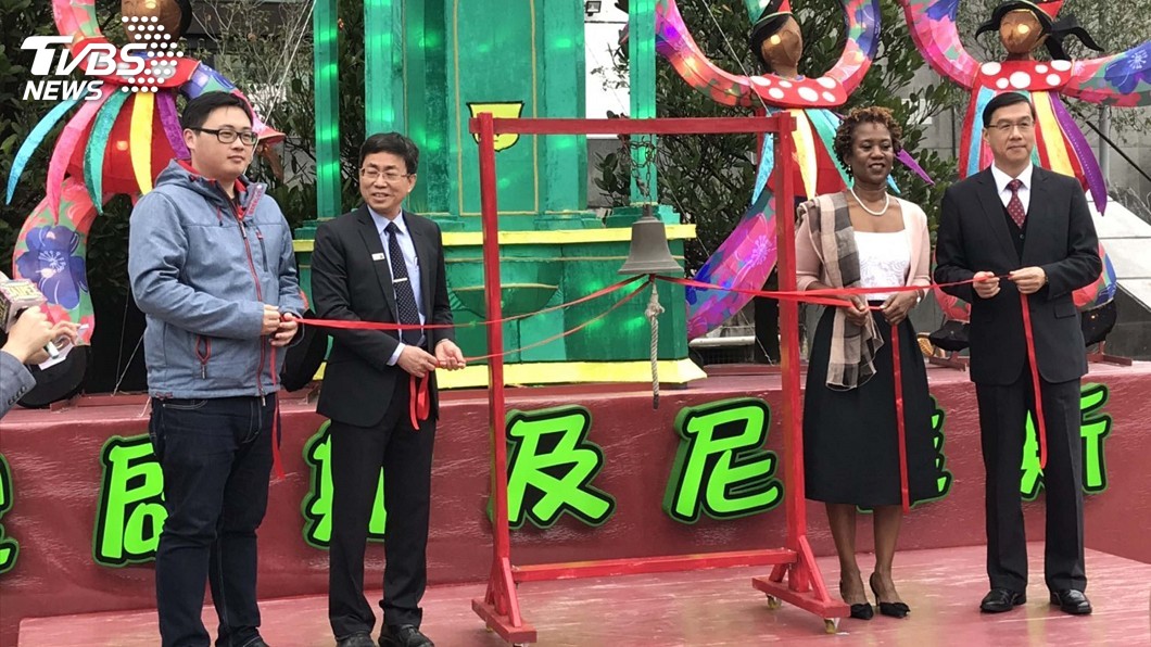 台北燈節很加勒比海 紀念鐘與大藍洞亮相
