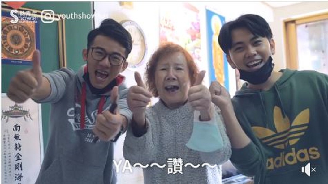 暖心!熱血青年花一下午 幫獨居奶奶清掃百隻蟑螂屋