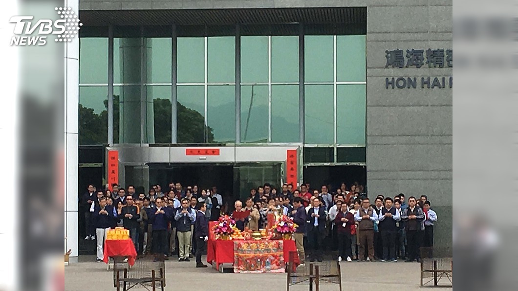 鴻海開工…郭台銘3度缺席　自曝原因還曬一家5口背影