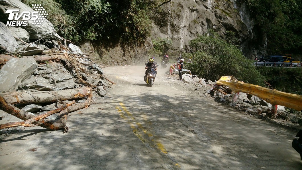 中橫公路坍方路段搶修 下午已恢復通車