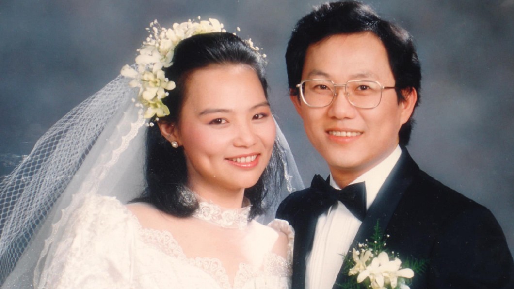丁丁曬32年結婚照!溫子苓超嫩模樣曝 甜美酒窩被讚翻