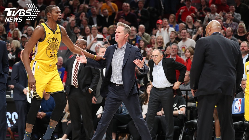 抗議子弟兵被吹犯規　勇士教頭遭NBA罰款