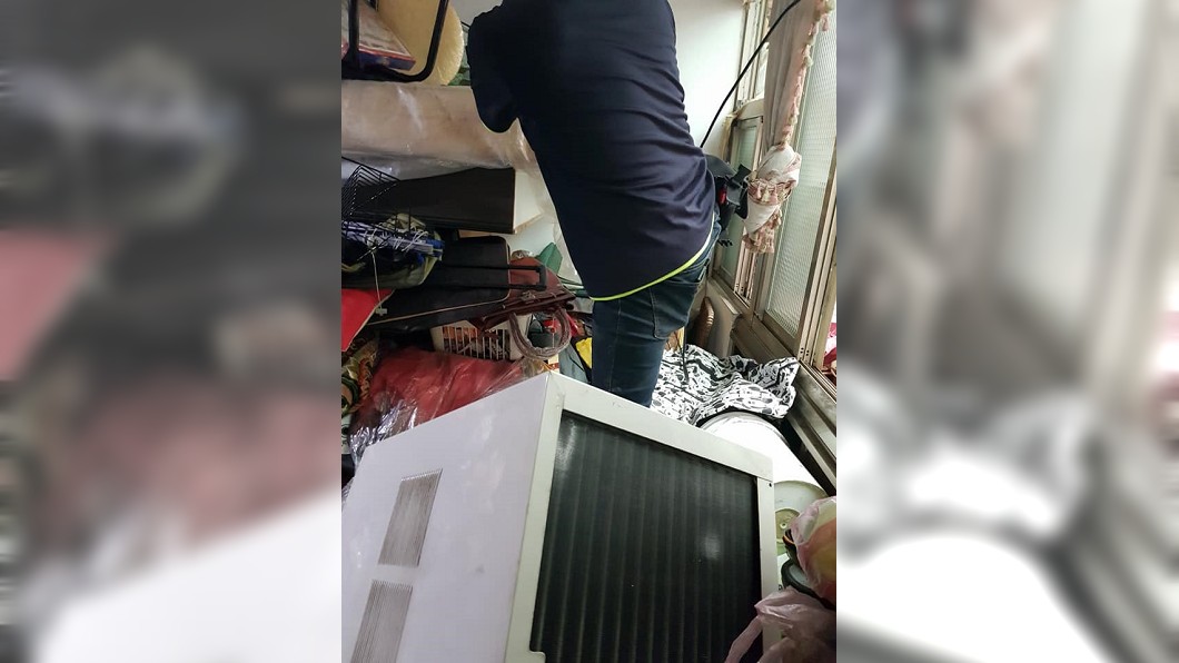 誇張!他裝冷氣要爬「雜物山」 網驚:垃圾場