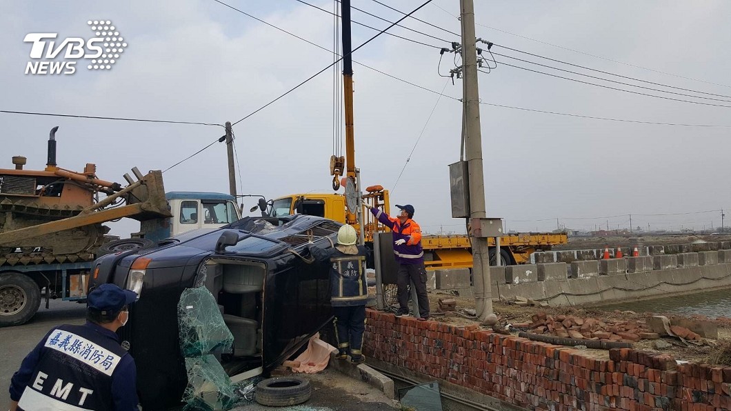 箱型車、拖板車相撞 女乘客肢體變形爆頭慘死