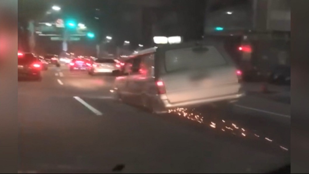 爆胎!休旅車硬上路 民眾驚「移動風火輪」