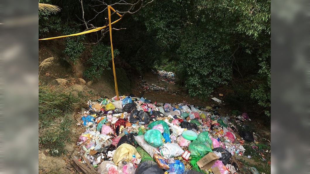 最美風景?新竹尖石後山遭亂丟 驚見整條「垃圾瀑布」