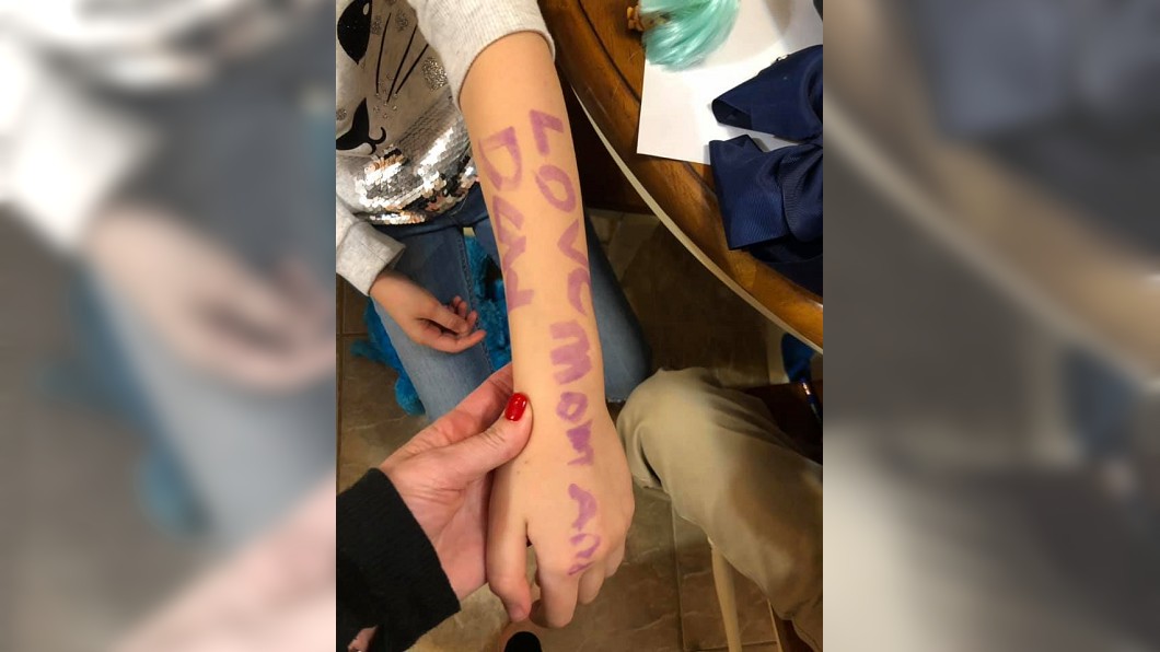 遇炸彈威脅!女童手臂寫「4字」告別 爸媽看完痛哭