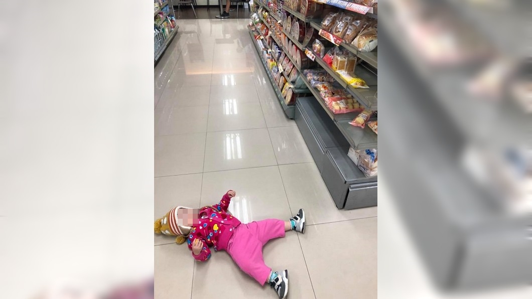 不給買麵包..1歲小女童竟躺地上「心生恨意」耍賴