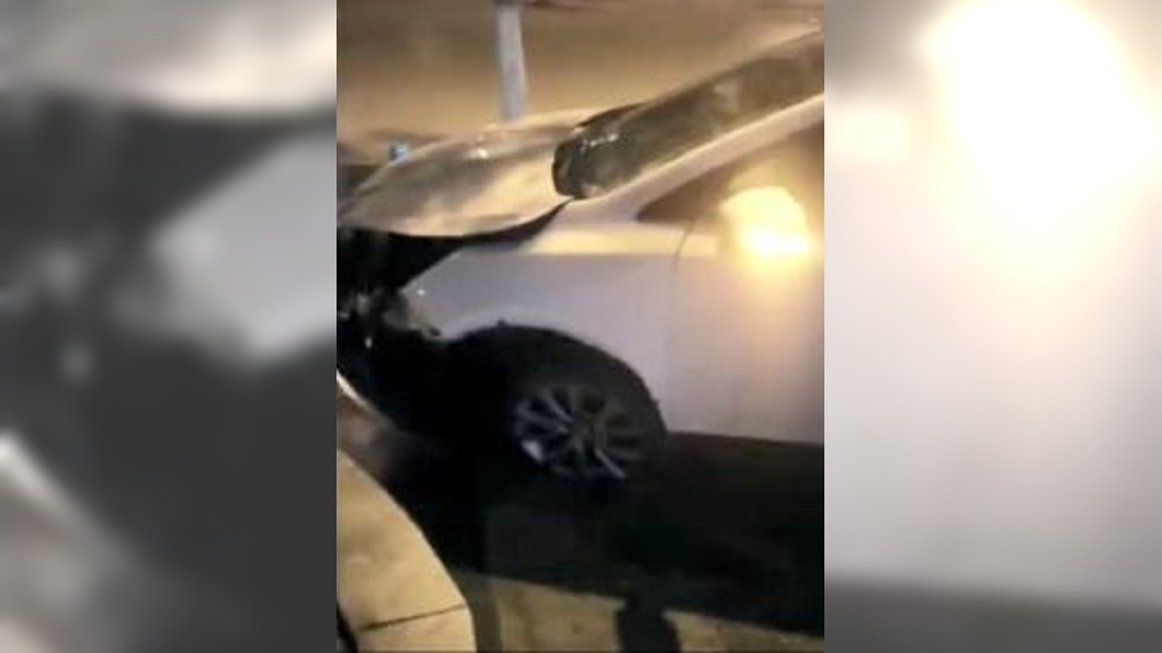 交警查酒駕被撞飛　倒插擋風玻璃慘死