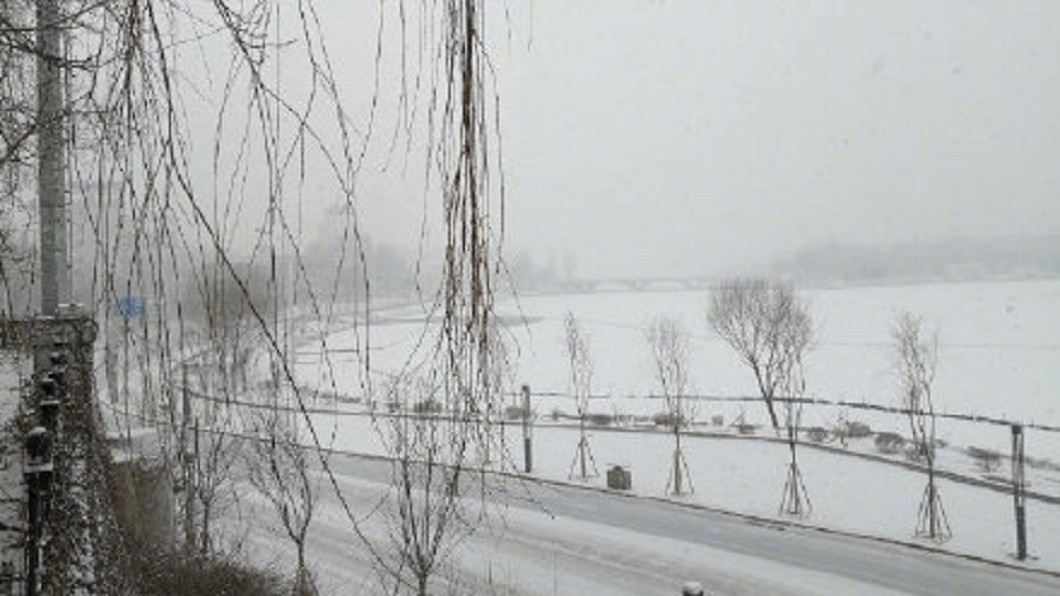 入冬接連三場雪 北京民眾曬雪地畫拚場