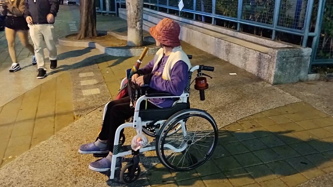 輪椅嬤靠殘障補助過活 人行道賣口香糖求溫飽