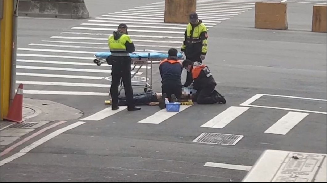 有民眾拍到警消接獲報案，隨即趕到現場替男子急救，無奈送醫後仍回天乏術。(圖／翻攝自爆料公社)