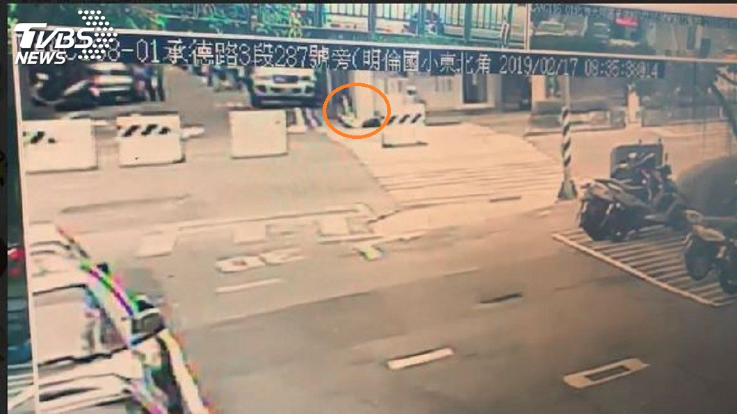 男子死意甚堅…持刀路邊自戕 倒地再爬起自捅亡