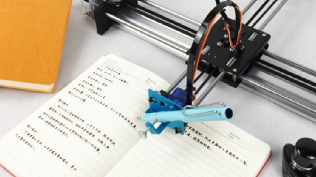 少女花錢買「寫字機器人」完成作業 母氣炸砸爛