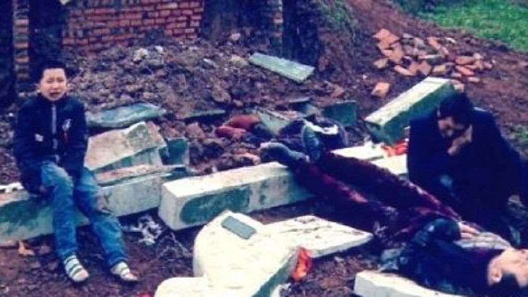才要燒紙錢!祖墳整座垮掉1死 孝孫腳被壓痛哭