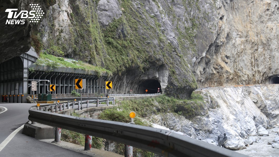 中橫天祥段落石擊中公車 初判地震惹禍