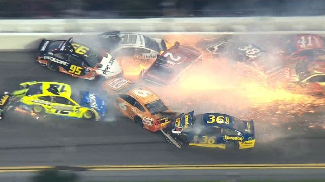 NASCAR賽車意外！　21車大追撞火花四射