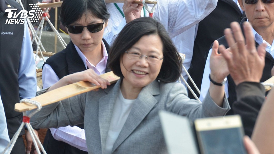 雲林馬鳴山吃飯擔民俗登場　蔡總統與民眾分享