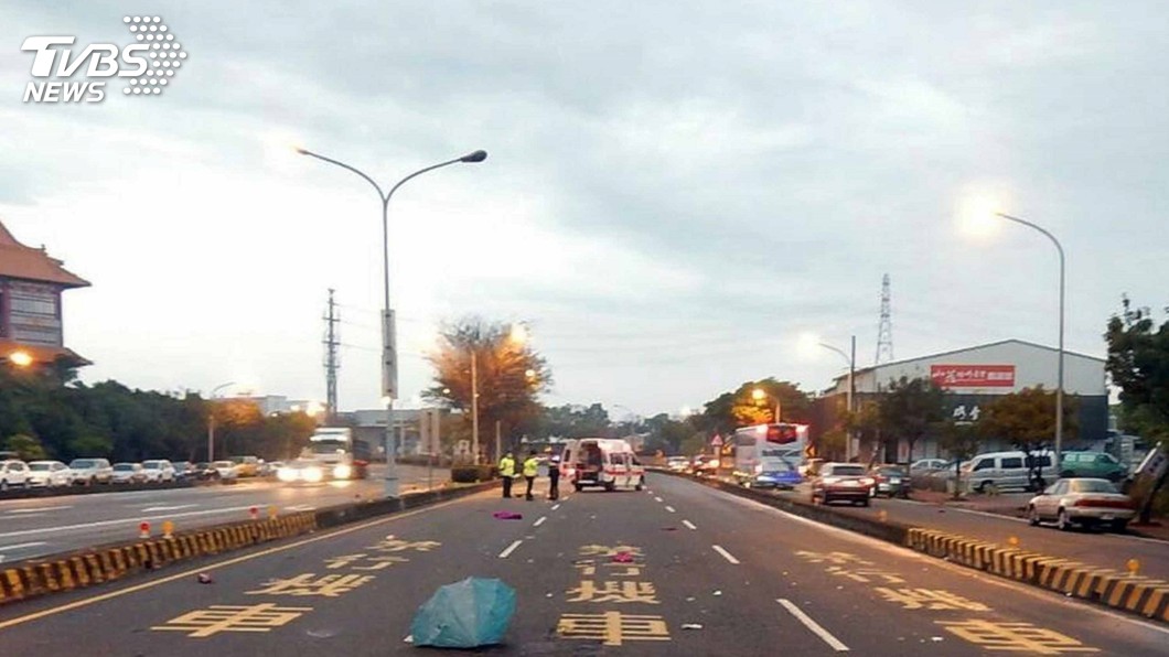 台中婦人穿越馬路遭撞飛　小腿斷裂無生命跡象