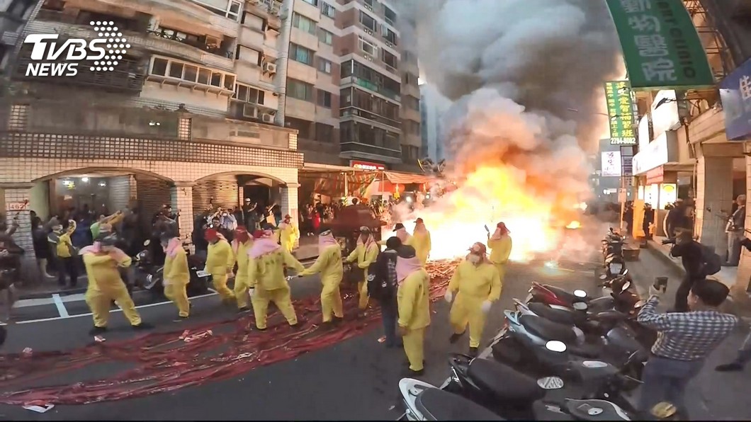 內湖夜弄土地公！　鞭炮響徹街頭旺財運