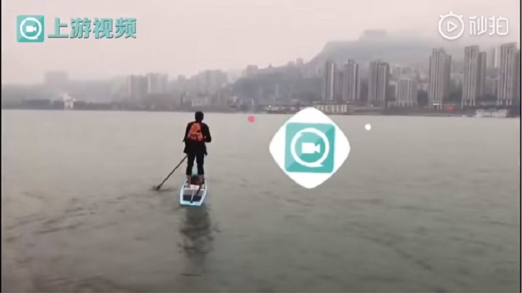 上班繞道得1小時…保險男穿西裝划槳渡江 只要6分鐘