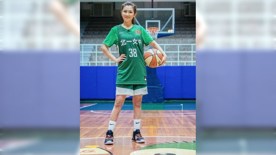 Selina穿北一女制服 勇敢露疤為學妹打氣