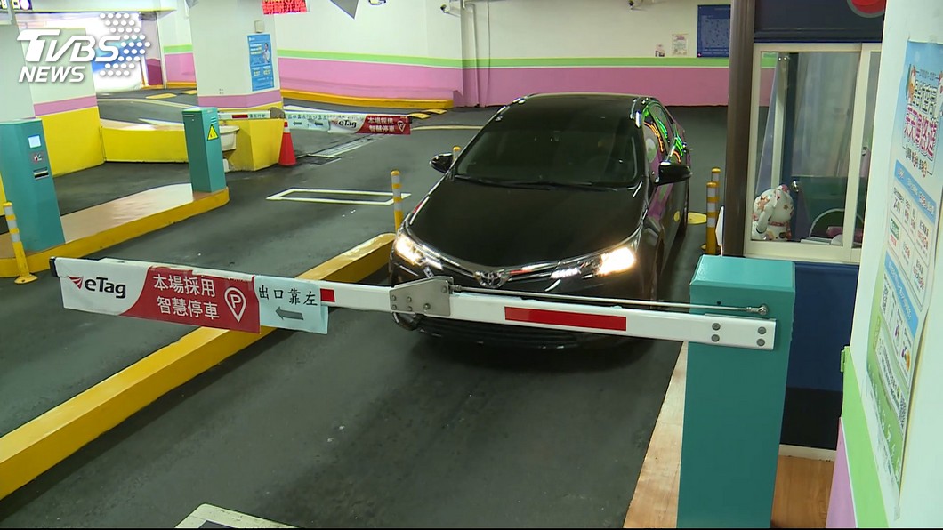 哪有超時!為20元停車費 卡車道駕駛嗆聲