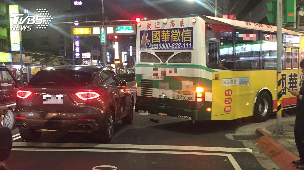 客運右轉掃到瑪莎拉蒂 後方駕駛同悲:目屎納滴