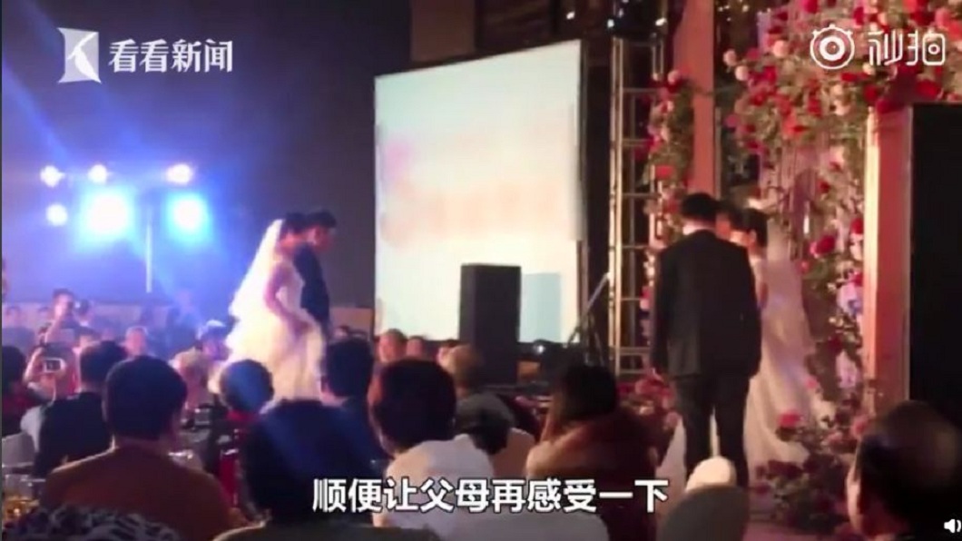 當時3對夫妻在台上，台下所有賓客都感動不已。(圖／翻攝自看看新聞)