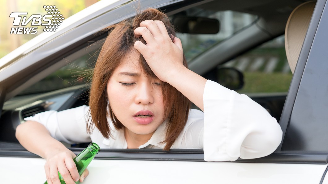 正妹醉倒警局 急call電話簿竟請出「母老虎」秒笑歪