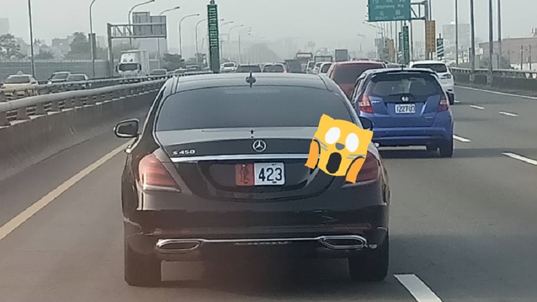 賓士車牌「使」字好特別 網揭權貴身分:離他遠一點