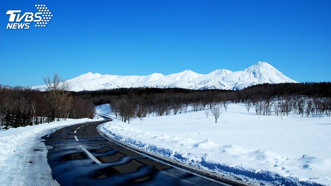 北海道巴士載台灣觀光客　打滑失控連撞3車