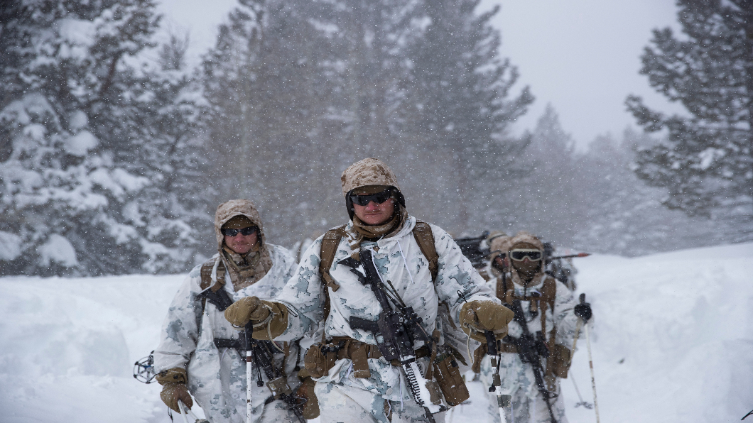 假想半島爆衝突 海拔2500m美軍海陸練雪戰