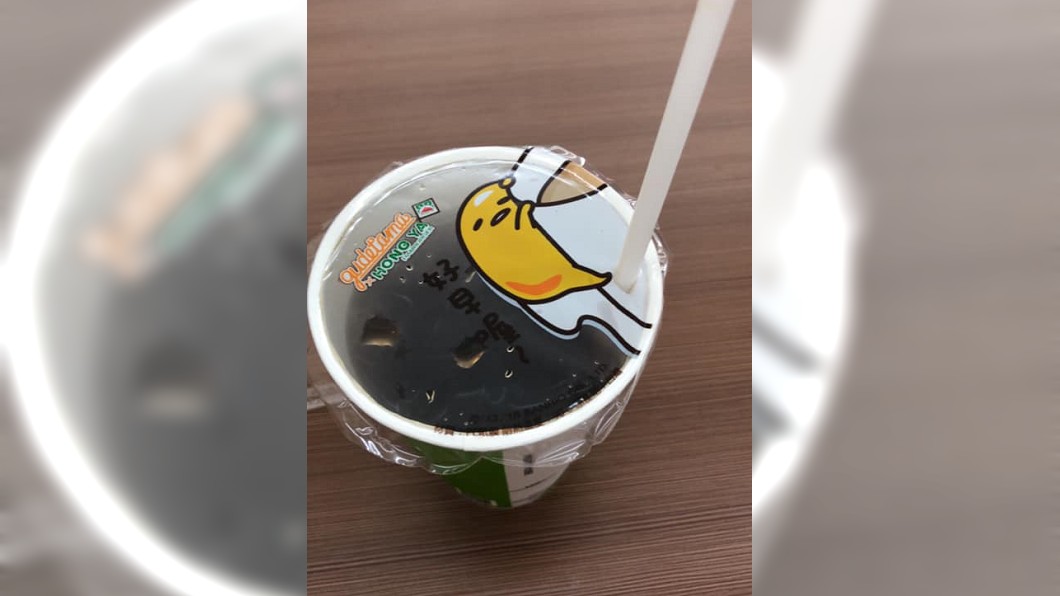 「吸管插中間=NG」她曝飲食小怪癖 網共鳴:我也是!