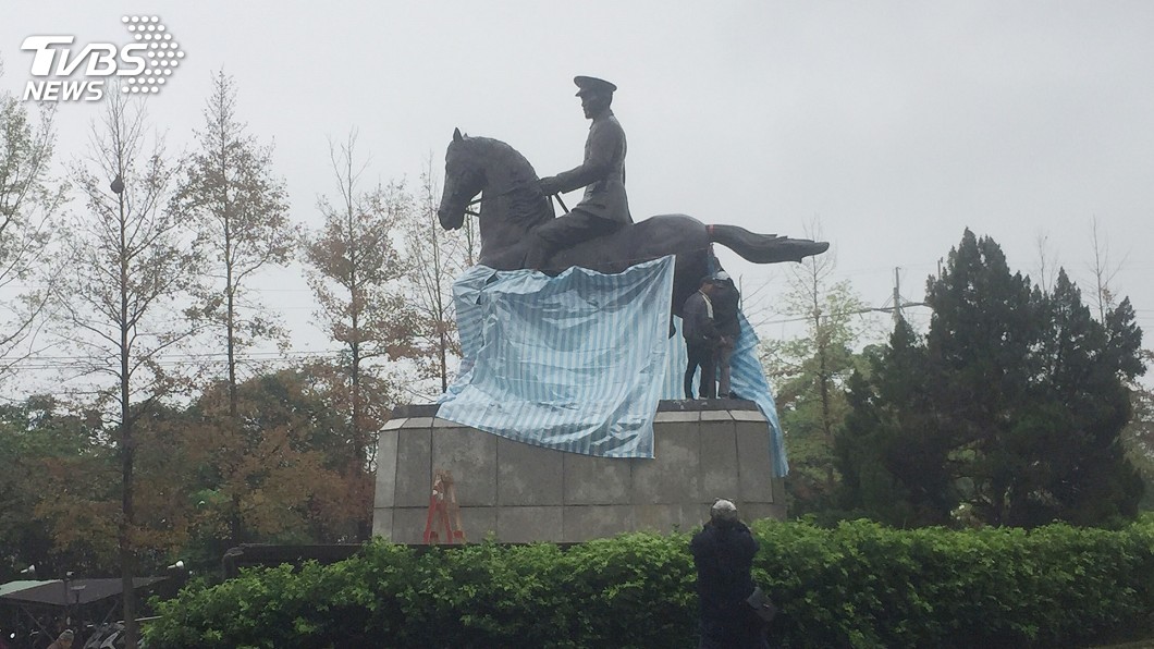 政大蔣中正騎馬銅像遭鋸馬腳 校方將提告毀損