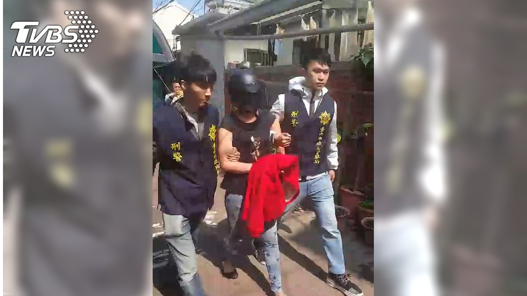 口罩女抓到了!台南婦遭猛刺腸外露 警拘提女凶嫌