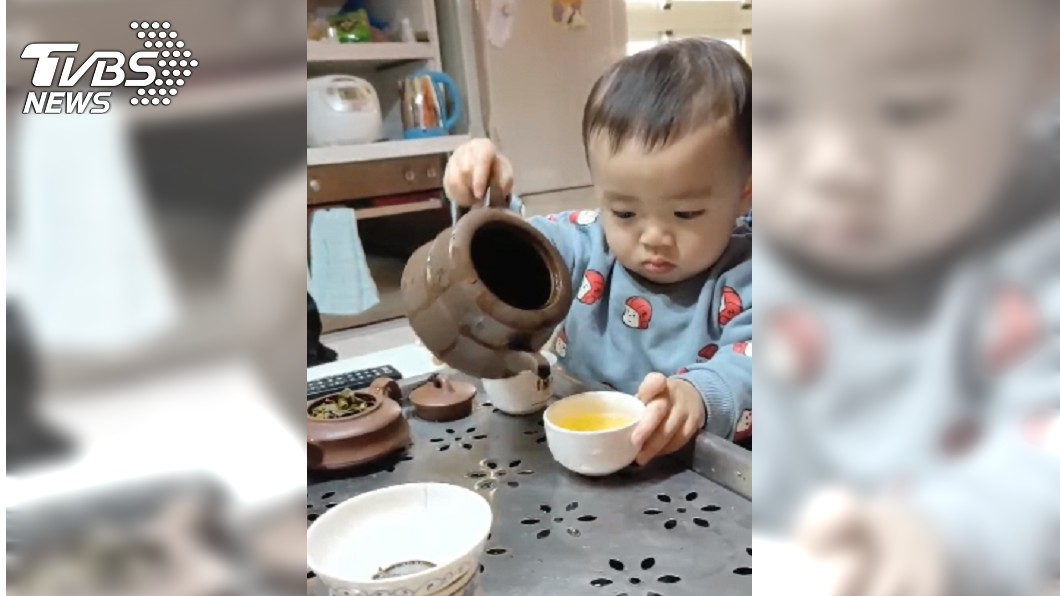 1歲半兒泡茶超老練 「這動作」驚呆網友:茶仙轉世?