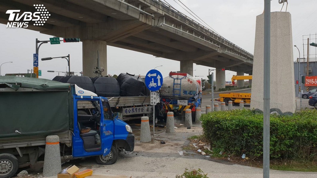 台中多輛大型車追撞事故 駕駛遭化學品飛濺送醫
