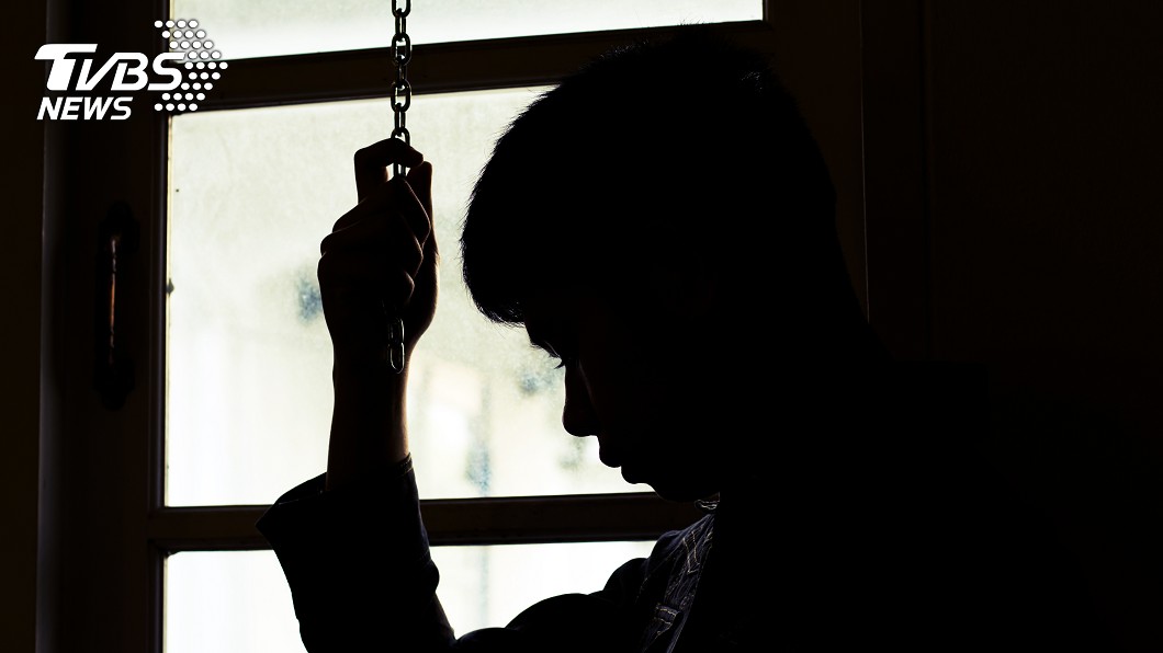 相戀10多年竟分手…他含淚「走進女友房間」上吊亡