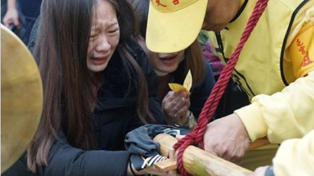 她挺孕肚替重症父攔轎換花 白沙屯媽祖回頭「別哭我在」