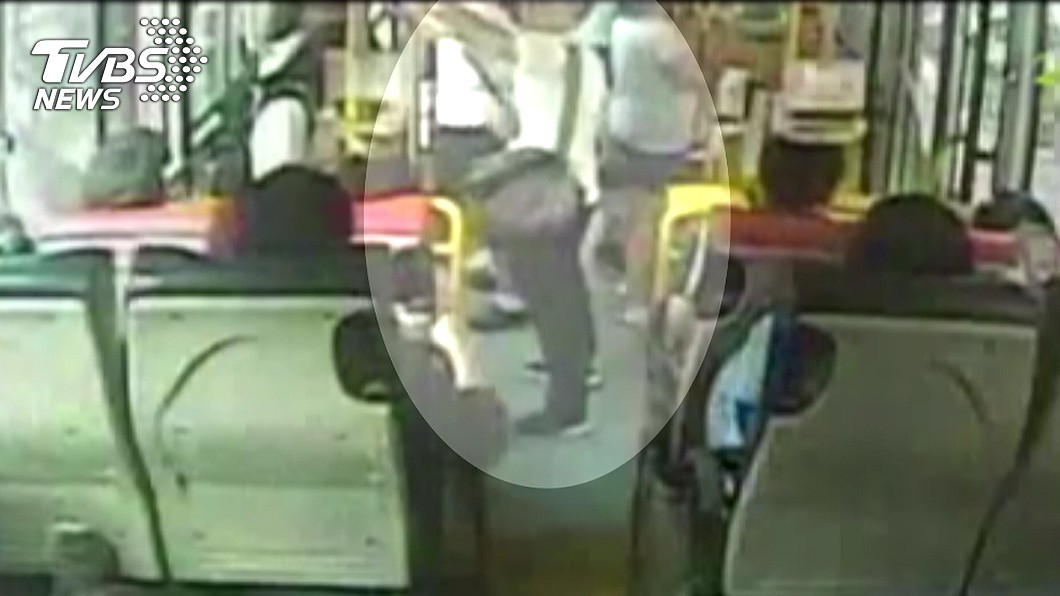 公車遇變態!噁男掏槍「前後狂搓」 國一女嚇傻